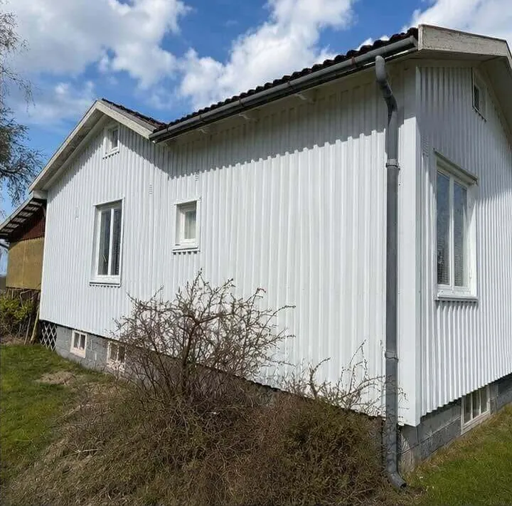 Från gul till vit trähusfasad – efter