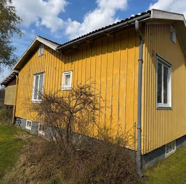 Från gul till vit trähusfasad – före
