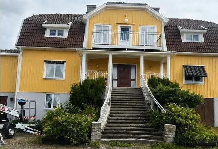 Gul træhusvilla med trappe – efter