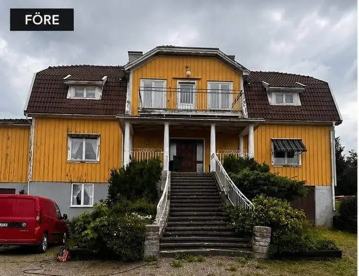 Gul villa med fugtskadet og afskallet facade før renovering