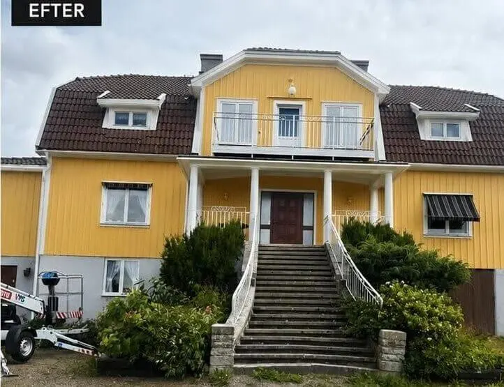 Samme gule villa efter facaderenovering med ny, ensartet overflade
